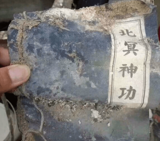 彩礼|笑话：刚回到家，媳妇给我拿了拖鞋，接过公文包对我说