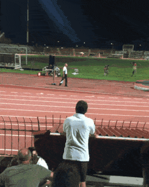 女朋友|搞笑GIF趣图：妹子，快回来，你的包好像忘拿了