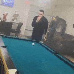 皮包|搞笑GIF趣图:美女，慢点跑，雨大路滑别摔跤了！