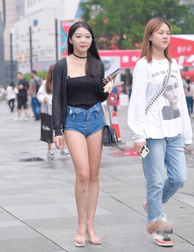 小偷|幽默笑话：坐公交车遭遇小偷，老婆立刻霸气外露，就俩字：拿来