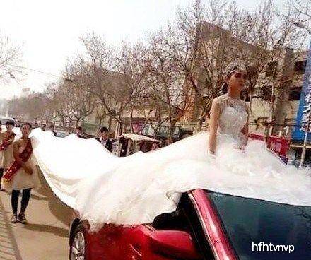 美女|搞笑段子：兄弟，我担心新娘的婚纱会被扯掉！