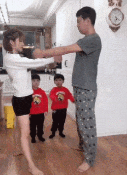 老师|这俩兄弟绝对是亲生的,步伐如此的一致