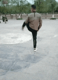 霍霍|这人素质极高,放个屁都用手兜着,生怕污染环境!