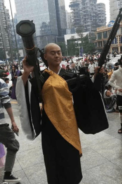 霍霍|这人素质极高,放个屁都用手兜着,生怕污染环境!