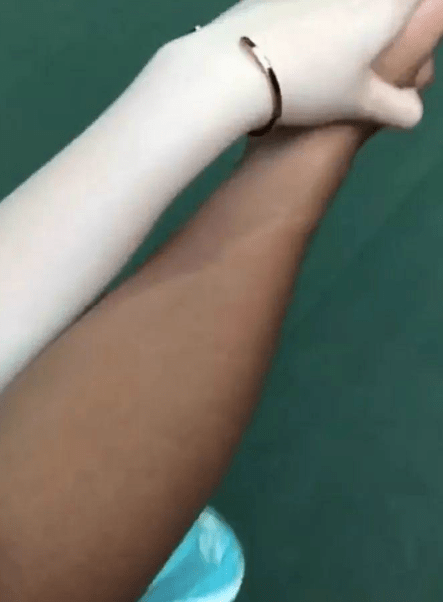 肩上|妹子,你俩这是在比谁腿长吗?别比了,都挺长的,哈哈