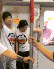 老师|这俩兄弟绝对是亲生的,步伐如此的一致