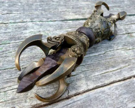 霍霍|这人素质极高,放个屁都用手兜着,生怕污染环境!