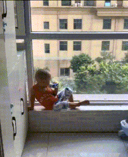 老弟|少年真的很会享受喝着奶，看着风景。