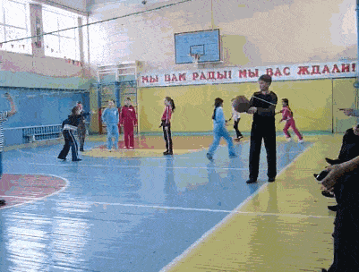 女友|搞笑GIF:能在湖面上跑那么远也是神人