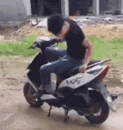 女友|搞笑GIF:能在湖面上跑那么远也是神人