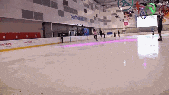 女友|搞笑GIF:能在湖面上跑那么远也是神人