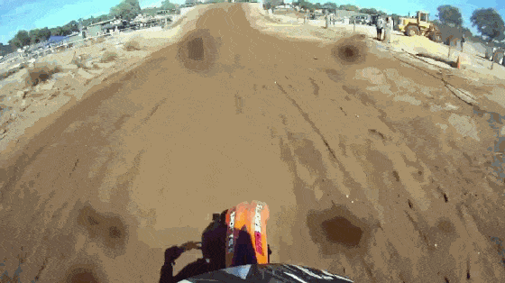 女友|搞笑GIF:能在湖面上跑那么远也是神人