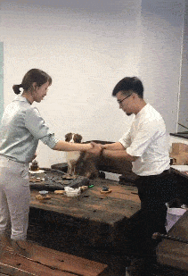 老弟|少年真的很会享受喝着奶，看着风景。