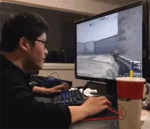 女友|搞笑GIF:能在湖面上跑那么远也是神人