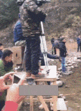 老弟|少年真的很会享受喝着奶，看着风景。