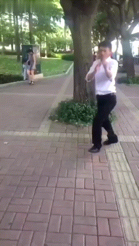 女友|搞笑GIF:能在湖面上跑那么远也是神人