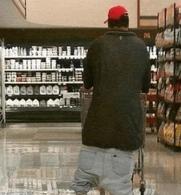 老弟|少年真的很会享受喝着奶，看着风景。