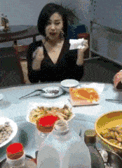 老公|搞笑GIF趣图:美女,同样是吃饭,在家与在外面差距咋这么大呢!