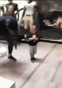 老公|搞笑GIF趣图:美女,同样是吃饭,在家与在外面差距咋这么大呢!