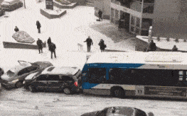 妹子|下雪后开车要注意后方追尾