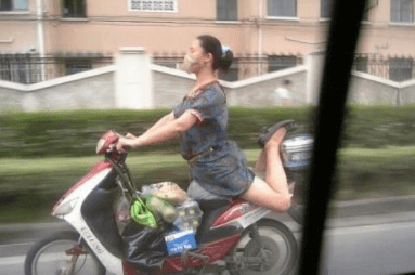 妹子|下雪后开车要注意后方追尾