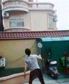 哥们|艺高人胆大,隔着墙大羽毛球,也真亏这哥们能想的出来