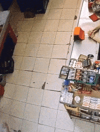 螃蟹|笑话别人的小伙子，估计跪下的机会都没有