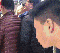 老婆|爆笑GIF：请收下我的膝盖，以后有你受的