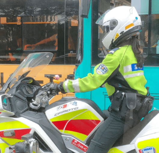 大号|开心笑话：邻居家是一对小夫妻，开着门在吃火锅