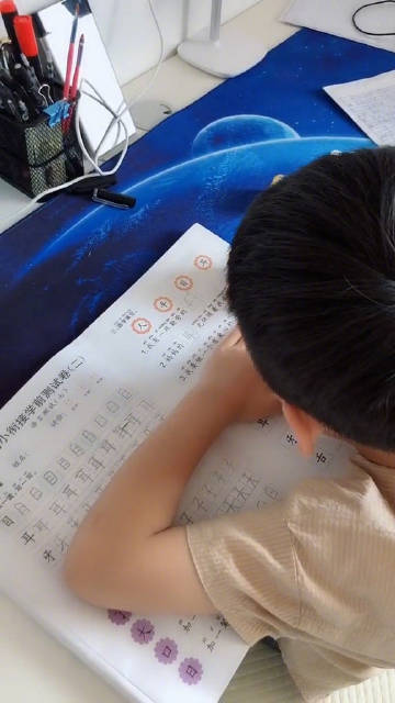 大号|开心笑话：邻居家是一对小夫妻，开着门在吃火锅