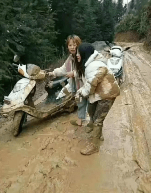 女儿|开心一笑：我介绍女闺蜜和同事认识，结果他们却都说我丑……