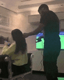 电梯|幽默段子:同学发财了请俺吃饭,饭桌上却主动给俺夹菜