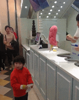 搞笑|爆笑GIF图：和网上的妹子正视频聊天，忽然她身后出现了个大妈