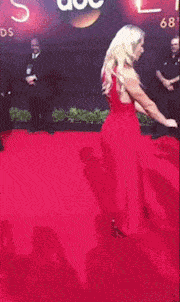 搞笑|爆笑GIF图：和网上的妹子正视频聊天，忽然她身后出现了个大妈