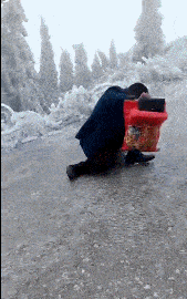 搞笑|爆笑GIF图：和网上的妹子正视频聊天，忽然她身后出现了个大妈