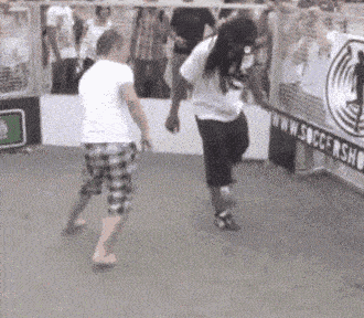 搞笑|爆笑GIF图：和网上的妹子正视频聊天，忽然她身后出现了个大妈