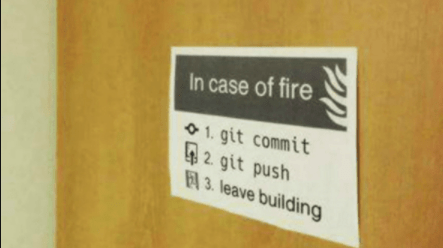 女朋友|爆笑GIF图：大爷，你这表现得太显眼了，藏得藏不住了