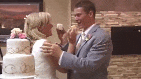 搞笑|爆笑GIF图：和网上的妹子正视频聊天，忽然她身后出现了个大妈