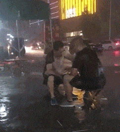 时候|开心一刻笑话:邻居大爷给大妈骂出门来,我在等电梯刚好撞见了