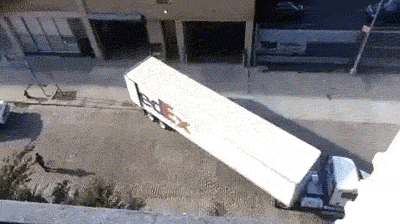 搞笑|爆笑GIF图：和网上的妹子正视频聊天，忽然她身后出现了个大妈