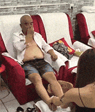 女朋友|爆笑GIF图：大爷，你这表现得太显眼了，藏得藏不住了