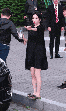 理发店|笑话:开车不小心把妹子撞了,赶紧下车冲过去,看妹子漂亮说道…