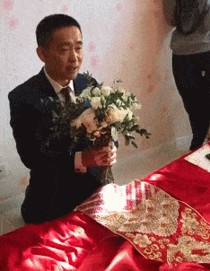 搞笑|爆笑GIF图：和网上的妹子正视频聊天，忽然她身后出现了个大妈