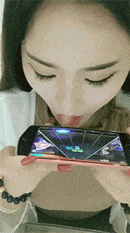 冰淇淋|爆笑GIF:这妹子应该很受男生欢迎,别问为什么!