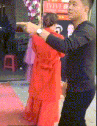 冰淇淋|爆笑GIF:这妹子应该很受男生欢迎,别问为什么!