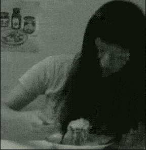 冰淇淋|爆笑GIF:这妹子应该很受男生欢迎,别问为什么!