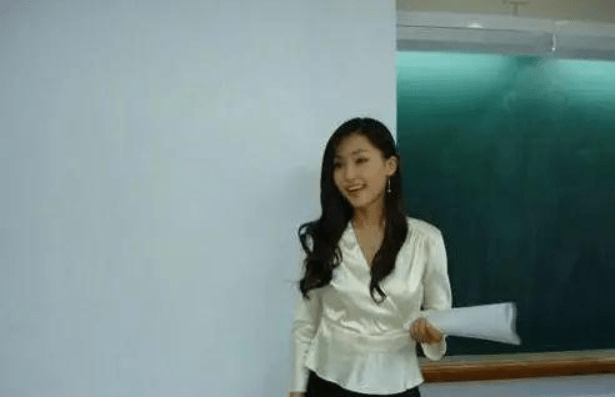 大婶|搞笑GIF：妹子既然穿都穿短了，在往下拉还有用吗