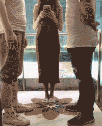 逗人|搞笑GIF：妹子，咱不带这样吓人的！不好玩这样