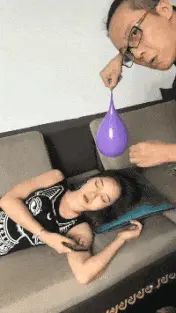 逗人|搞笑GIF：妹子，咱不带这样吓人的！不好玩这样