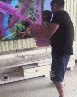 逗人|搞笑GIF：妹子，咱不带这样吓人的！不好玩这样